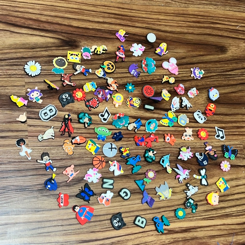 GREAT DEAL ON CROC JIBBITZ
3 for 16 AND ILL THROW IN  ONE MORE FOR FREE